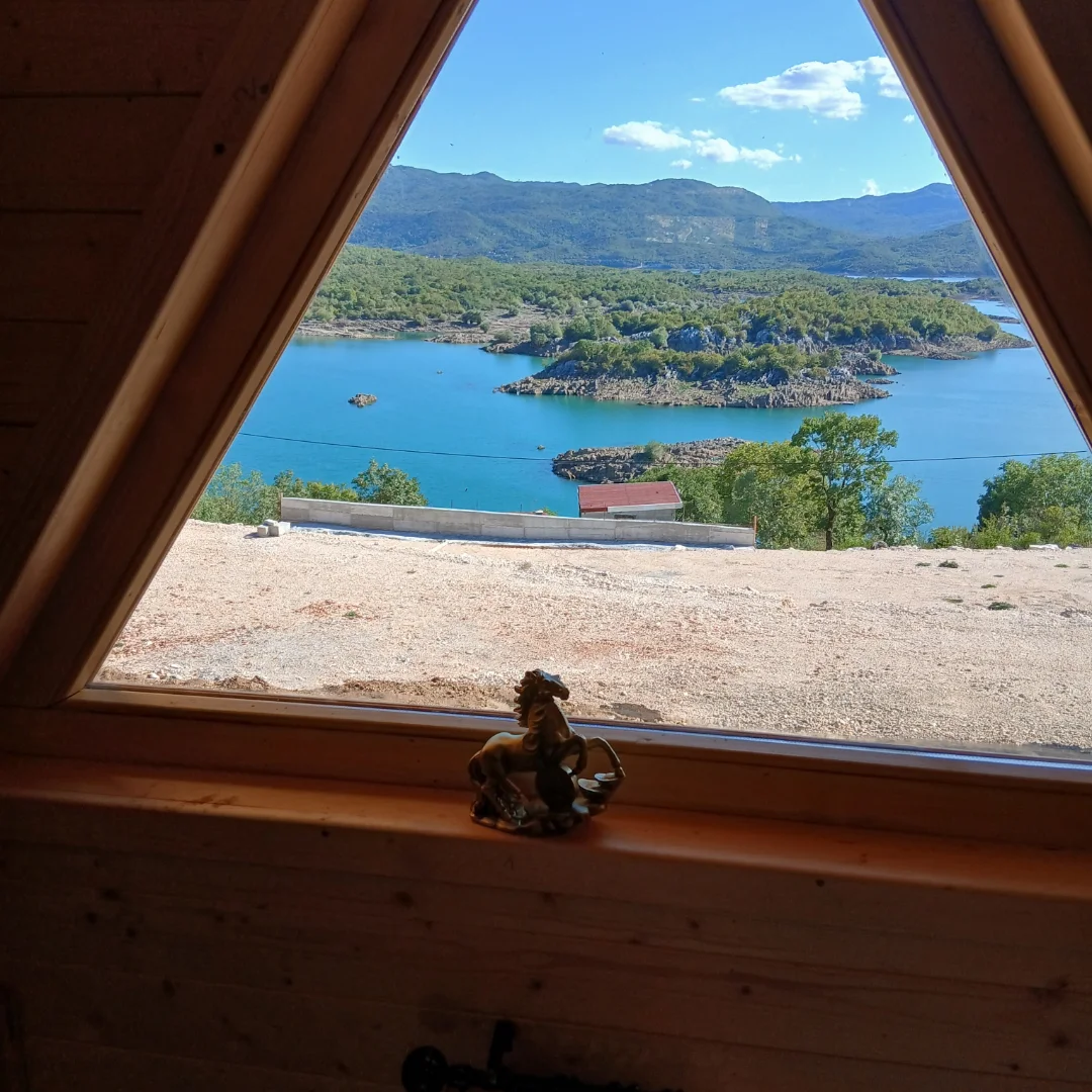 Bungalov na obali Slanog jezera – slika 5