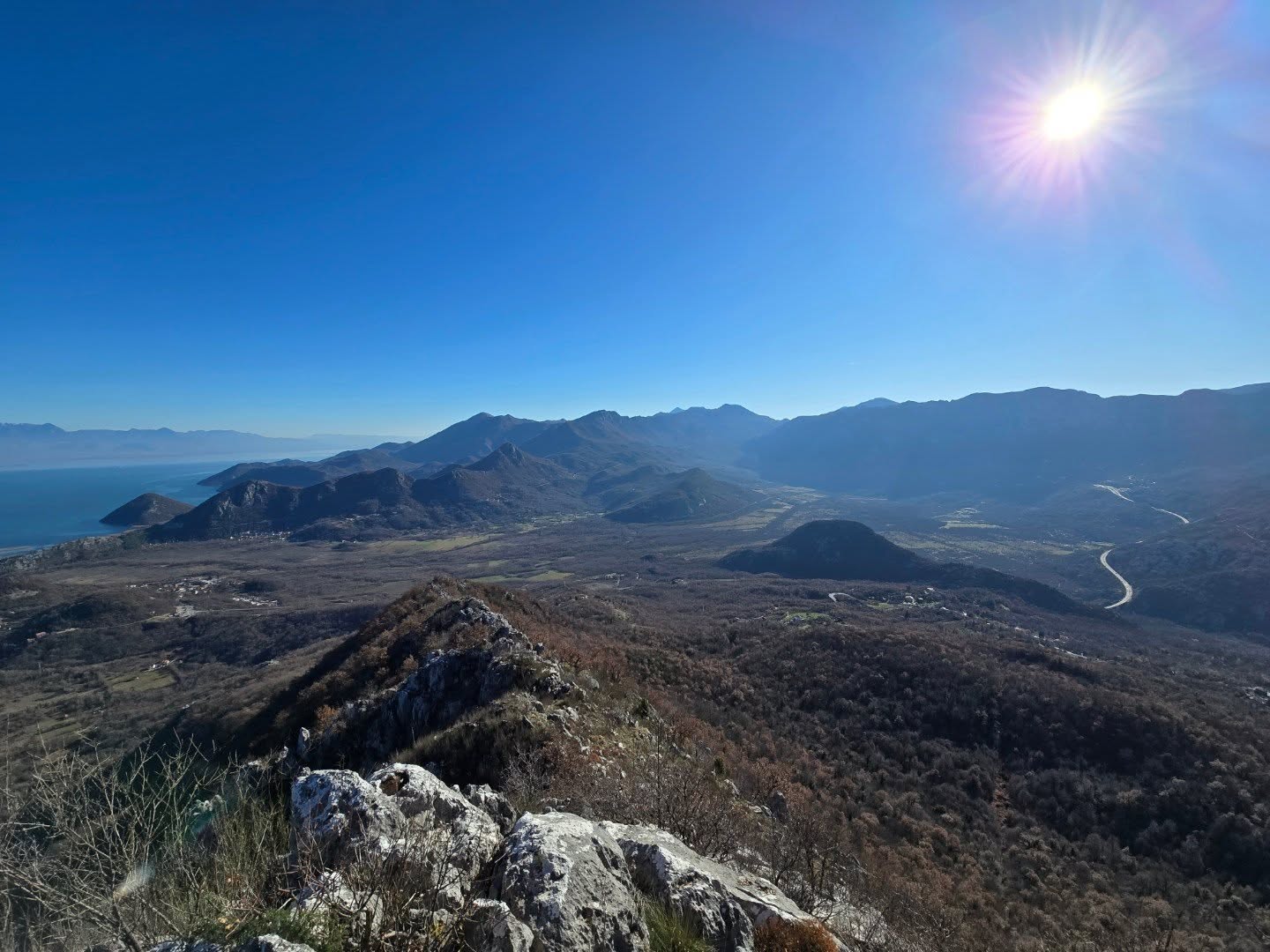 Crmnička Bjelasica – panoramski pogled na Crmnicu i Skadarsko jezero – slika 4