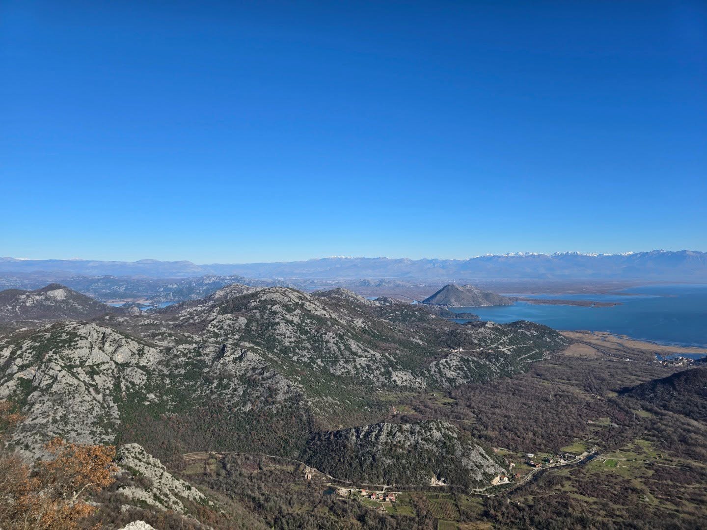 Crmnička Bjelasica – panoramski pogled na Crmnicu i Skadarsko jezero – slika 3